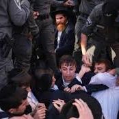  عشرات الحريديم يتظاهرون في تل أبيب والقدس رفضاً للتجنيد