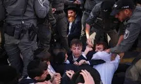  عشرات الحريديم يتظاهرون في تل أبيب والقدس رفضاً للتجنيد