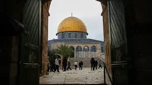 بعد أربعين يوماً من الإغلاق.. المصلّون يعودون إلى المسجد الأقصى