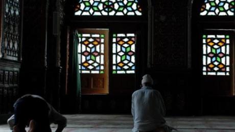 التقدم على الإمام في انتقالات الصلاة حكمها